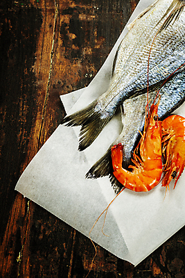 포토 JPG 해외이미지 새우 실내 어류 사람없음 하이앵글 해산물 나무탁자 황새치 종이호일 해외202004 해외포토 뷰포인트 탁자 갑각류 내부 수중동물 파일형식 새치