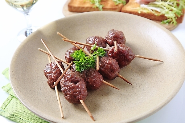 포토 JPG 해외이미지 접시 실내 사람없음 식탁보 미트볼 흰배경 꼬치요리 해외202004 해외202105 해외포토 식기 음식 백그라운드 요리 내부 흰색 꼬치 파일형식