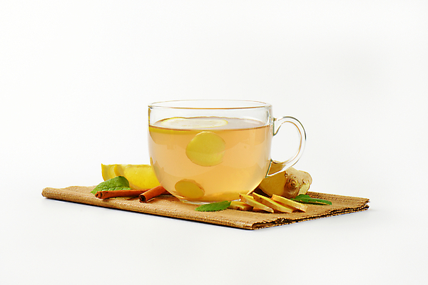 포토 JPG 해외이미지 한잔 실내 사람없음 식탁보 찻잔 흰배경 슬라이스 생강 생강차 시나몬스틱 해외202004 해외202105 해외포토 1 백그라운드 채소 잔 내부 차_음료 흰색 시나몬 파일형식