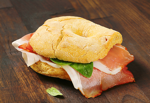 포토 JPG 해외이미지 음식 빵 조각 샌드위치 육류 돼지고기 사람없음 목재 굽기 햄 롤 훈제 얇은 전문 치유 편육 프로슈토 해외202004 해외202105 해외포토 나무 식재료 재료 구이 파일형식