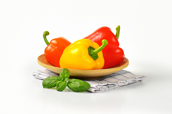 포토 JPG 해외이미지 파프리카 실내 사람없음 흰배경 바질 나무접시 해외202004 해외202105 해외포토 접시 백그라운드 채소 내부 흰색 파일형식