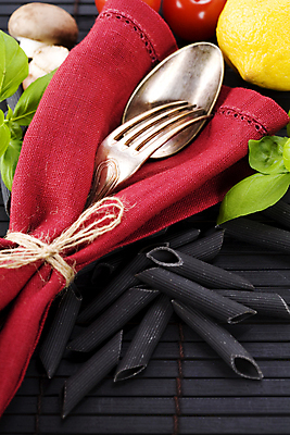 포토 JPG 해외이미지 포크 토마토 검은배경 사람없음 아웃포커스 숟가락 버섯 묶기 레몬 바질 노끈 펜네 해외202004 해외포토 식기 줄 백그라운드 채소 과일 모션 파스타 촬영기법 수저 검은색 파일형식