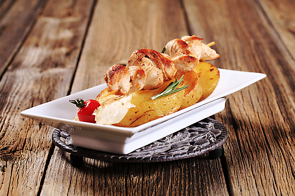 포토 JPG 해외이미지 접시 음식 감자 육류 사람없음 목재 식사 저녁식사 치킨 막대기 꼬치 그릴 바비큐 굽기 점심식사 케밥 앙트레 해외202004 해외202105 해외포토 나무 식기 채소 식재료 재료 주방용품 구이 닭고기요리 파일형식