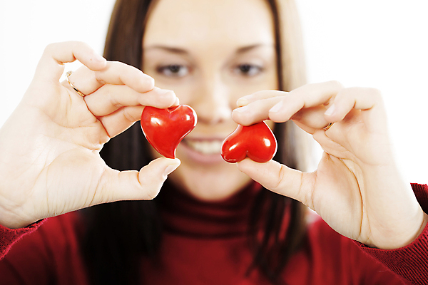 포토 JPG 해외이미지 응시 여자 실내 사랑 한명 들기 상반신 성인 아웃포커스 하트 오브젝트 흰배경 보여주기 성인여자한명만 해외202004 해외포토 모양 1 시선 감정 백그라운드 모션 촬영기법 사람 내부 흰색 여자한명만 성인여자만 파일형식