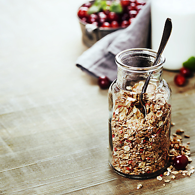 포토 JPG 해외이미지 유리병 곡류 실내 사람없음 숟가락 냄비 시리얼 요거트 나무탁자 크랜베리 카피스페이스 그래놀라 해외202004 해외포토 열매 음식 탁자 병_용기 유제품 수저 내부 공백 솥 파일형식