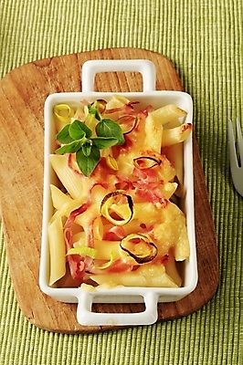 포토 JPG 해외이미지 음식 치즈 도마 파스타 요리 사람없음 초록색 냅킨 햄 머리위 부추 튜브 직사각형 그라탱 백자 캐서롤 펜네 핸드메이드 해외202004 해외202105 해외포토 도형 컬러 채소 주방용품 유제품 서양음식 육류 도자기 용기 파일형식 그릇 생활용품 식재료 식기 오브젝트