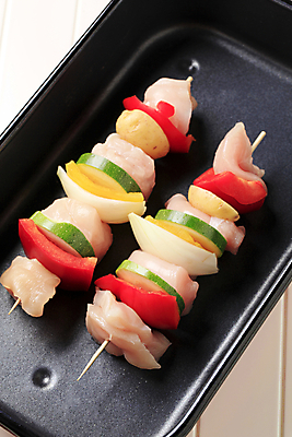 포토 JPG 해외이미지 접시 양파 감자 파프리카 실내 생고기 사람없음 닭고기 흰배경 꼬치요리 닭꼬치 주키니 해외202004 해외202105 해외포토 식기 백그라운드 채소 육류 요리 내부 흰색 꼬치 파일형식