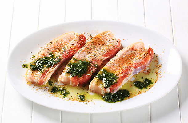 포토 JPG 해외이미지 접시 음식 조각 육류 돼지고기 사람없음 신선 허브 향신료 날것 베이컨 바질 음식준비 절임 페스토 해외202004 해외202105 해외포토 식물 식기 식재료 소스_음식 준비 향미료 파일형식