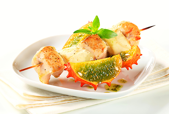 포토 JPG 해외이미지 접시 채소 실내 사람없음 닭고기 식탁보 흰배경 꼬치요리 닭꼬치 해외202004 해외202105 해외포토 식기 백그라운드 육류 요리 내부 흰색 꼬치 파일형식