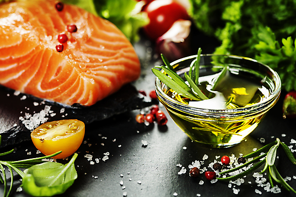 포토 JPG 해외이미지 토마토 채소 실내 근접촬영 사람없음 샐러드 올리브오일 날것 소금 연어 후추 바질 로즈메리 연어요리 연어회 해외202004 해외포토 음식 뷰포인트 어류 내부 생선회 기름_음식 허브 향신료 파일형식