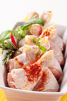 포토 JPG 해외이미지 그릇 실내 생고기 사람없음 닭고기 신선 흰배경 담기 날것 닭다리 바질 로즈메리 생닭 파프리카가루 해외202004 해외202105 해외포토 식기 백그라운드 모션 육류 내부 흰색 닭 가루 허브 파일형식