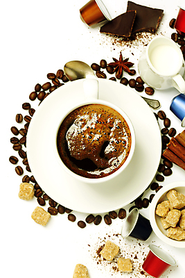 포토 JPG 해외이미지 스튜디오촬영 커피 실내 사람없음 하이앵글 초콜릿 원두 찻잔 티스푼 라떼 프림 해외202004 해외포토 음료 뷰포인트 디저트 잔 내부 숟가락 파일형식