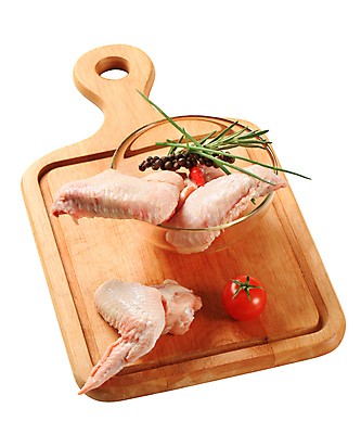 포토 JPG 해외이미지 방울토마토 실내 생고기 사람없음 닭고기 신선 흰배경 날것 유리그릇 로즈메리 나무도마 닭날개 생닭 통후추 해외202004 해외202105 해외포토 그릇 백그라운드 토마토 유리 도마 육류 내부 목재 흰색 닭 허브 후추 파일형식