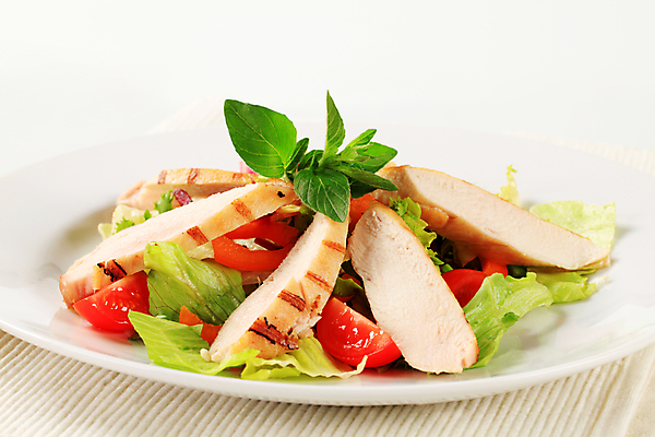 포토 JPG 해외이미지 접시 음식 조각 토마토 채소 건강 육류 사람없음 초록색 식사 치킨 샐러드 신선 그릴 상추 후추 점심식사 저지방 해외202004 해외202105 해외포토 식기 컬러 식재료 주방용품 기름_음식 향신료 닭고기요리 파일형식