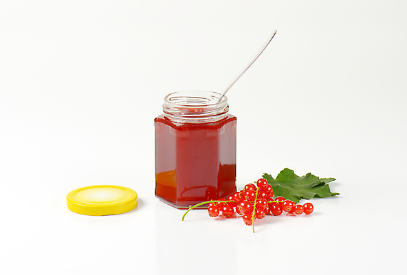 포토 JPG 해외이미지 스튜디오촬영 유리병 실내 사람없음 숟가락 흰배경 과일잼 과일젤리 레드커런트 해외202004 해외202105 해외포토 열매 백그라운드 병_용기 수저 내부 흰색 잼 젤리 파일형식