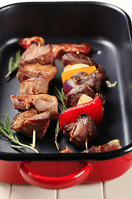 포토 JPG 해외이미지 그릇 파프리카 실내 돼지고기 사람없음 로즈메리 꼬치요리 해외202004 해외202105 해외포토 식기 채소 육류 요리 내부 꼬치 허브 파일형식