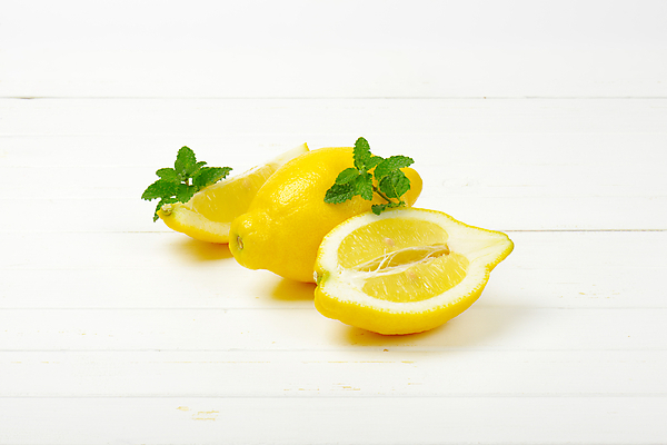 포토 JPG 해외이미지 스튜디오촬영 사람없음 신선 자르기 레몬 민트 흰배경 반쪽 슬라이스 해외202004 해외202105 해외포토 백그라운드 과일 모션 실내 흰색 허브 파일형식