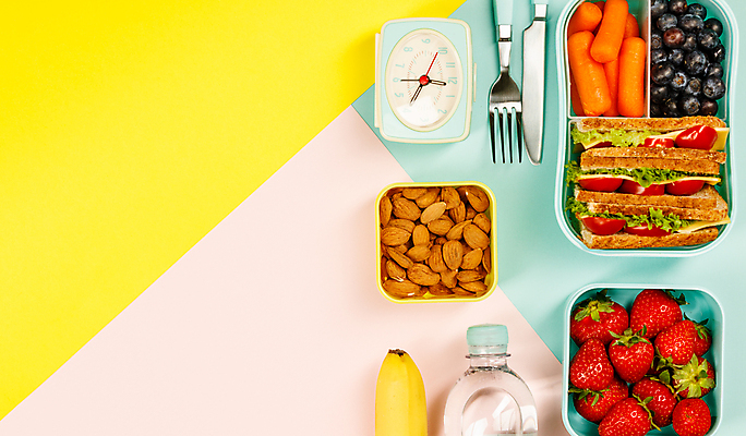 포토 JPG 해외이미지 포크 딸기 바나나 실내 샌드위치 사람없음 하이앵글 유행 자명종 나이프 물병 도시락 아몬드 도시락통 파스텔톤 해외202004 해외포토 식기 음식 뷰포인트 시계 컬러 과일 내부 견과류 알람 용기_그릇 칼 물통 파일형식