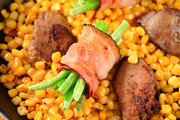 포토 JPG 해외이미지 실내 옥수수 사람없음 닭고기 베이컨말이 옥수수알갱이 해외202004 해외202105 해외포토 음식 곡류 육류 내부 파일형식