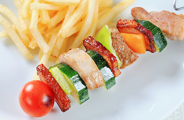 포토 JPG 해외이미지 방울토마토 양파 실내 사람없음 닭고기 감자튀김 흰배경 베이컨 꼬치요리 주키니 해외202004 해외202105 해외포토 백그라운드 토마토 채소 감자 육류 돼지고기 요리 내부 튀김 흰색 꼬치 파일형식