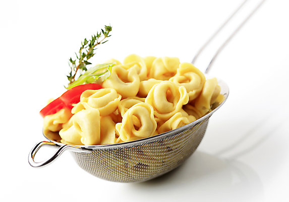 포토 JPG 해외이미지 음식 토마토 주방용품 파스타 요리 사람없음 금속 샐러드 성분 폭식 백리향 삶기 토르텔리니 해외202004 해외202105 해외포토 생활용품 채소 재질 서양음식 파일형식