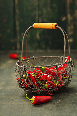 포토 JPG 해외이미지 식재료 사람없음 담기 매움 나무바닥 홍고추 철바구니 해외202004 해외포토 모션 고추 바닥 바구니 맛 파일형식