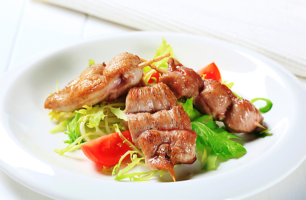 포토 JPG 해외이미지 접시 토마토 실내 돼지고기 사람없음 샐러드 흰배경 꼬치요리 해외202004 해외202105 해외포토 식기 음식 백그라운드 채소 육류 요리 내부 흰색 꼬치 파일형식