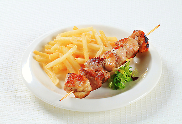 포토 JPG 해외이미지 접시 실내 돼지고기 사람없음 감자튀김 흰배경 꼬치요리 해외202004 해외202105 해외포토 식기 백그라운드 감자 육류 요리 내부 튀김 흰색 꼬치 파일형식