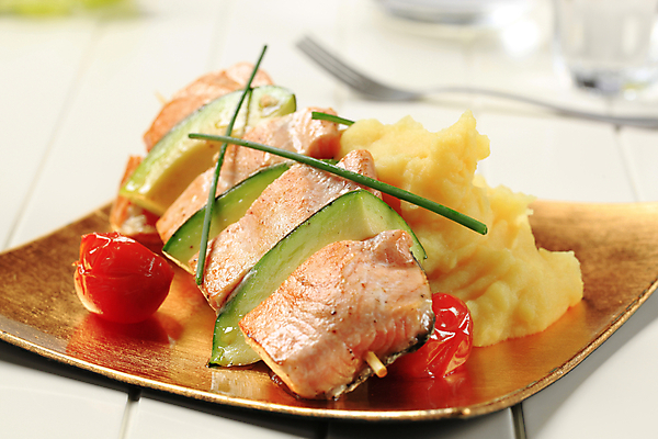 포토 JPG 해외이미지 접시 방울토마토 실내 사람없음 아웃포커스 흰배경 연어 아보카도 꼬치요리 연어구이 으깬감자 해외202004 해외202105 해외포토 식기 백그라운드 토마토 과일 감자 촬영기법 어류 요리 내부 흰색 꼬치 생선구이 파일형식