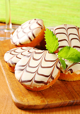 포토 JPG 해외이미지 스튜디오촬영 음식 디저트 도마 사람없음 목재 쿠키 케이크 초콜릿 얼음 흰색 대접 달콤 잼 컵케이크 굽기 가득함 네덜란드 미니 살구 프로스팅 해외202004 해외202105 스펀지케이크 해외포토 자연요소 나무 유럽 컬러 과일 재료 주방용품 실내 소스_음식 맛 구이 제빵 파일형식