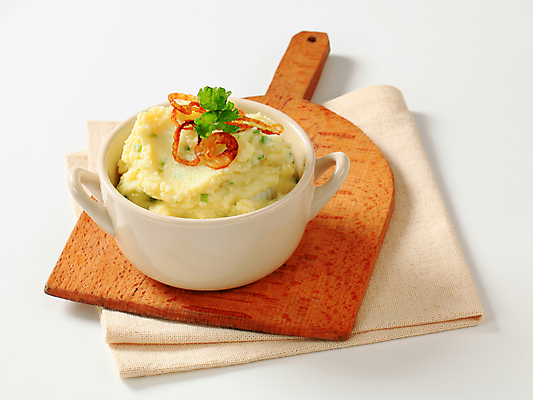 포토 JPG 해외이미지 접시 음식 채소 반찬 양파 감자 도마 파슬리 요리 사람없음 사발 준비 냅킨 반주 정물화 채식주의자 해외202004 해외202105 해외포토 식기 주방용품 사기그릇 그림 채식 파일형식