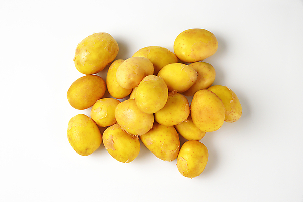 포토 JPG 해외이미지 스튜디오촬영 음식 채소 감자 사람없음 쌓기 신선 그룹 유기농 날것 머리위 흙더미 생식 해외202004 해외202105 해외포토 웰빙 모션 실내 흙 파일형식 더미