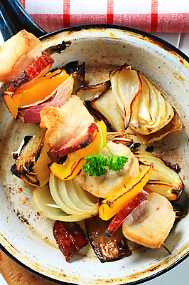 포토 JPG 해외이미지 그릇 양파 파프리카 실내 사람없음 하이앵글 닭고기 담기 꼬치요리 닭꼬치 해외202004 해외202105 해외포토 식기 뷰포인트 채소 모션 육류 요리 내부 꼬치 파일형식