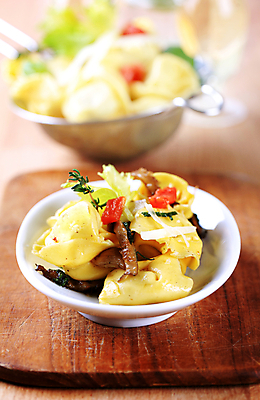 포토 JPG 해외이미지 접시 음식 토마토 도마 파스타 요리 사람없음 버섯 폭식 토르텔리니 해외202004 해외202105 해외포토 식기 채소 주방용품 서양음식 파일형식