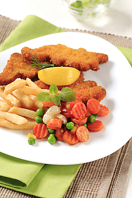 포토 JPG 해외이미지 접시 음식 채소 육류 어류 요리 사람없음 식사 저녁식사 당근 튀김 감자튀김 준비 완두콩 점심식사 빵가루 섞기 해외202004 해외202105 해외포토 식기 식재료 콩 감자 뿌리채소 수중동물 파일형식