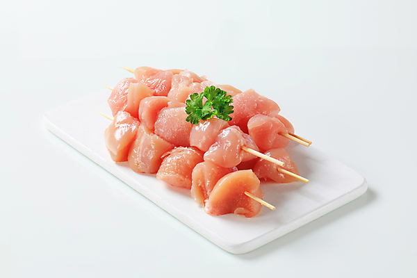 포토 JPG 해외이미지 접시 실내 파슬리 생고기 사람없음 닭고기 흰배경 꼬치요리 닭꼬치 해외202004 해외202105 해외포토 식기 백그라운드 채소 육류 요리 내부 흰색 꼬치 파일형식