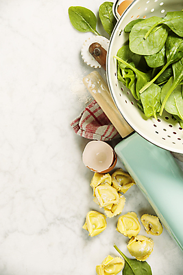 포토 JPG 해외이미지 식재료 실내 사람없음 채망 계란껍데기 준비 흰배경 시금치 반죽밀대 카피스페이스 토르텔리니 해외202004 해외포토 백그라운드 채소 주방용품 파스타 내부 계란 공백 흰색 밀대 파일형식