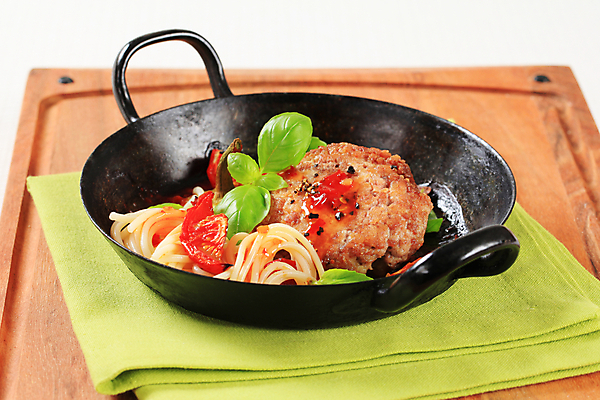 포토 JPG 해외이미지 음식 토마토 채소 도마 파스타 스파게티 육류 돼지고기 요리 사람없음 초록색 검은색 치킨 소고기 튀김 햄버거 프라이팬 미트볼 향신료 냅킨 바질 양고기 패티 다진 송아지고기 앙트레 해외202004 해외202105 해외포토 컬러 식재료 주방용품 패스트푸드 서양음식 닭고기요리 향미료 파일형식