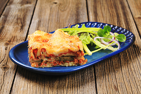 포토 JPG 해외이미지 접시 음식 채소 치즈 파스타 육류 돼지고기 요리 사람없음 파란색 치킨 상추 그라탱 라자냐 해외202004 해외202105 해외포토 식기 컬러 식재료 유제품 서양음식 이탈리아음식 닭고기요리 파일형식