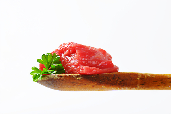 포토 JPG 해외이미지 실내 파슬리 생고기 사람없음 소고기 흰배경 나무숟가락 해외202004 해외202105 해외포토 백그라운드 채소 육류 내부 숟가락 흰색 파일형식