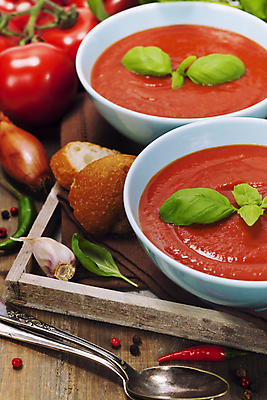 포토 JPG 해외이미지 그릇 빵 토마토 고추 마늘 사람없음 숟가락 수프 냄비 후추 바질 나무쟁반 나무탁자 해외202004 해외포토 식기 음식 채소 탁자 쟁반 수저 목재 솥 향신료 파일형식