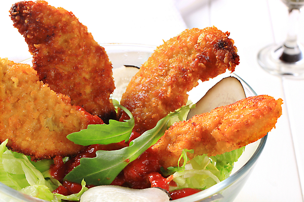 포토 JPG 해외이미지 접시 음식 조각 채소 사람없음 식사 샐러드 튀김 로켓 사발 케첩 매움 토마토소스 점심식사 루꼴라 빵가루 해외202004 해외202105 해외포토 식기 사기그릇 소스_음식 맛 파일형식