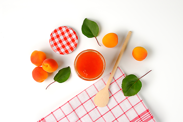 포토 JPG 해외이미지 스튜디오촬영 실내 사람없음 하이앵글 식탁보 병 흰배경 나무숟가락 과일잼 살구 살구잼 해외202004 해외202105 해외포토 식기 뷰포인트 백그라운드 과일 내부 숟가락 흰색 잼 파일형식