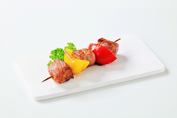 포토 JPG 해외이미지 접시 파프리카 실내 돼지고기 사람없음 한개 흰배경 꼬치요리 해외202004 해외202105 해외포토 1 식기 백그라운드 채소 육류 요리 내부 흰색 꼬치 파일형식