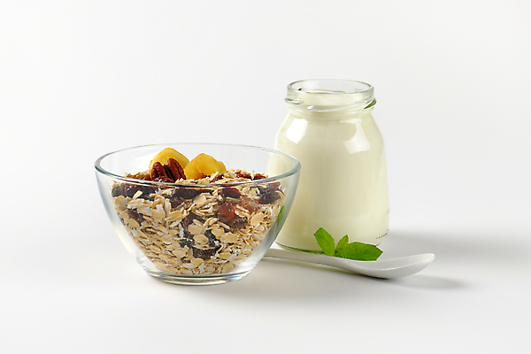 포토 JPG 해외이미지 스튜디오촬영 음식 사람없음 숟가락 사발 아침식사 시리얼 요거트 건강식 건포도 뮤즐리 오트밀 크림치즈 해외202004 해외202105 해외포토 포도 치즈 유제품 수저 실내 식사 사기그릇 건과일 파일형식 귀리