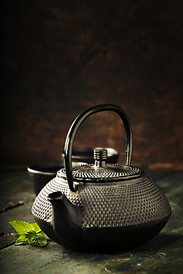 포토 JPG 해외이미지 잎 실내 사람없음 찻잔 다기 찻주전자 나무탁자 해외202004 해외포토 식물 탁자 주전자 잔 내부 다도 파일형식