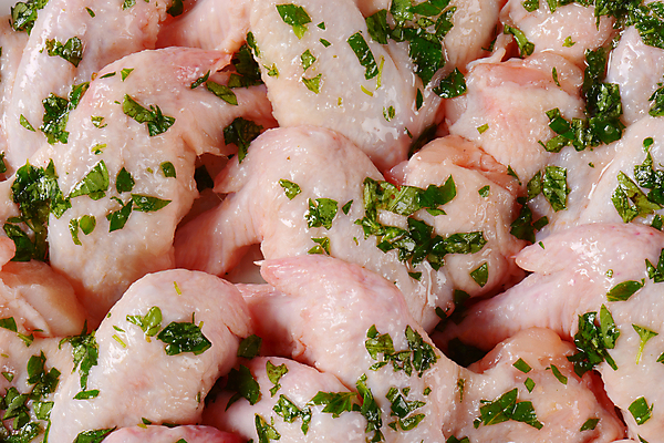 포토 JPG 해외이미지 실내 생고기 사람없음 닭고기 신선 가득함 날것 닭날개 생닭 음식준비 파슬리가루 해외202004 해외202105 해외포토 육류 내부 닭 가루 준비 파일형식