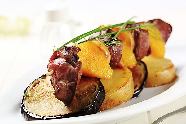 포토 JPG 해외이미지 접시 가지 감자 실내 근접촬영 사람없음 아웃포커스 소고기 흰배경 꼬치요리 해외202004 해외202105 해외포토 식기 뷰포인트 백그라운드 채소 촬영기법 육류 요리 내부 흰색 꼬치 파일형식