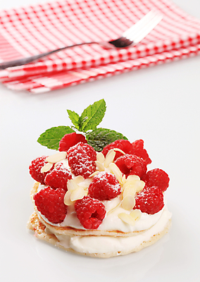 포토 JPG 해외이미지 음식 과일 디저트 치즈 유제품 사람없음 대접 신선 달콤 아침식사 크림 브런치 산딸기 아몬드 충동구매 팬케이크 점심식사 크림치즈 리코타치즈 해외202004 해외202105 해외포토 쇼핑 케이크 식사 견과류 맛 과소비 파일형식