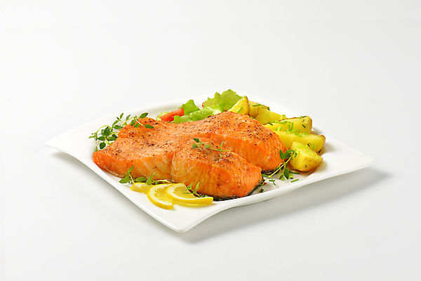 포토 JPG 해외이미지 접시 음식 감자 건강 어류 요리 사람없음 식사 저녁식사 레몬 연어 점심식사 메인요리 백리향 해외202004 해외202105 해외포토 식기 채소 과일 수중동물 파일형식